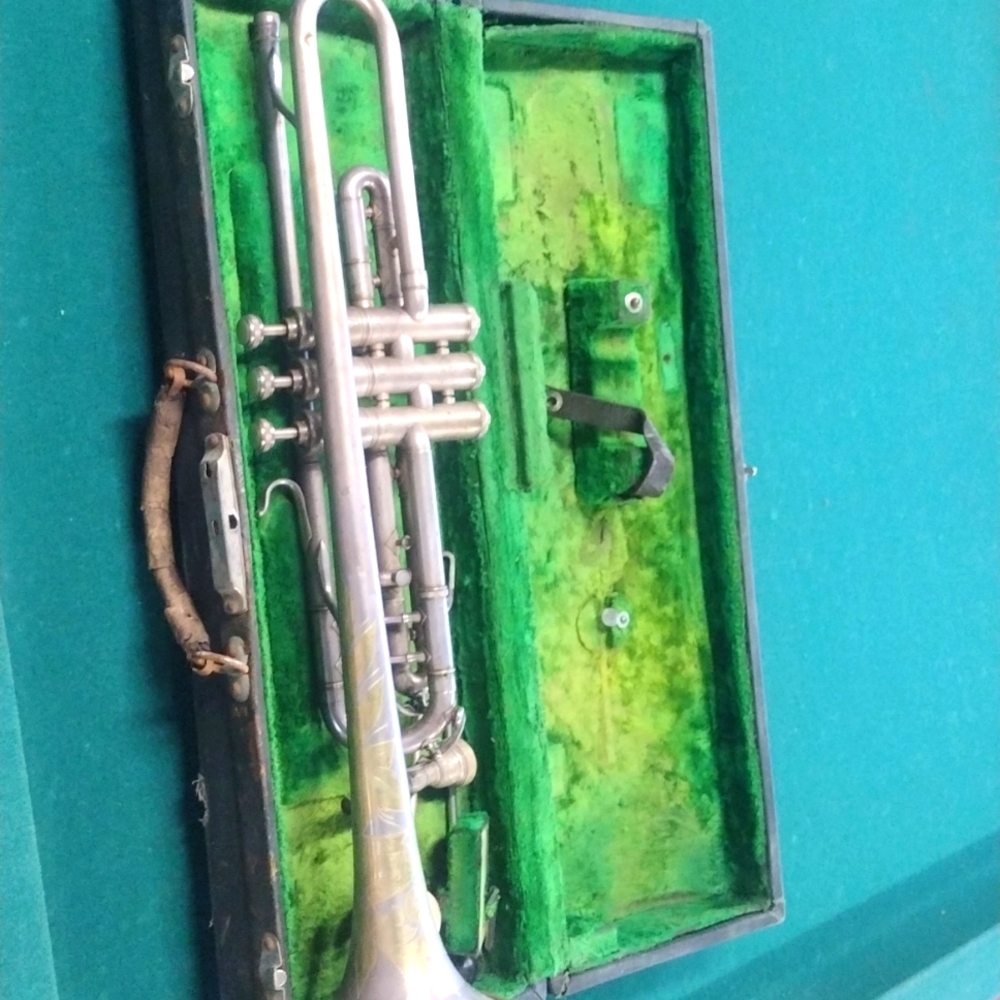 Selling nicely kept trumpet cleaned well some time ago. Still works good